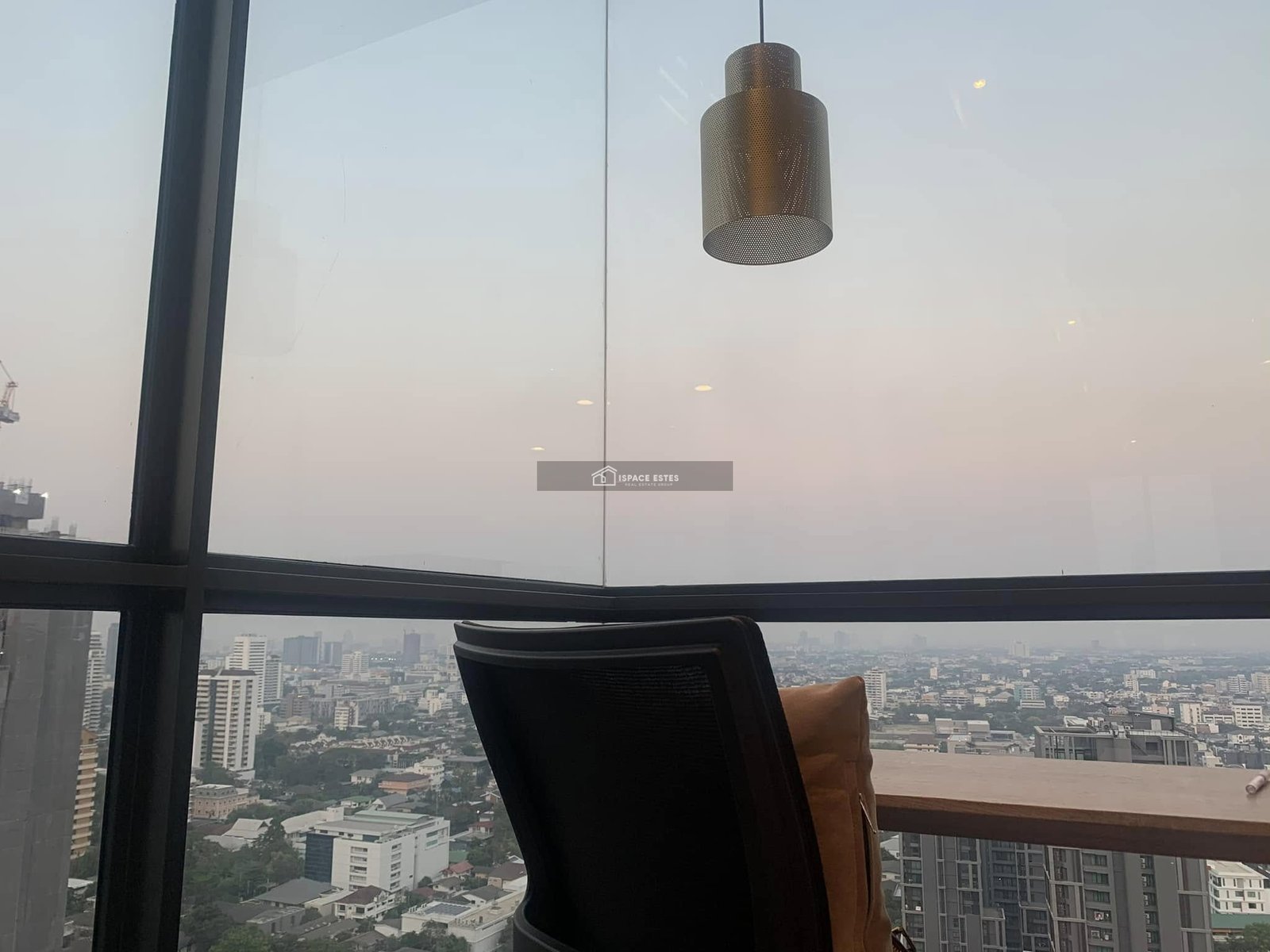 ให้เช่าคอนโด Rhythm เอกมัย ใกล้ปากซอยสุขุมวิท 63 ขนาด 38 ตร.ม ชั้นสูง 29 วิวพิเศษ panorama วิวใจกลางเอกมัย เดินทางสะดวกใกล้ BTS เอกมัย ในระยะ 350 เมตร