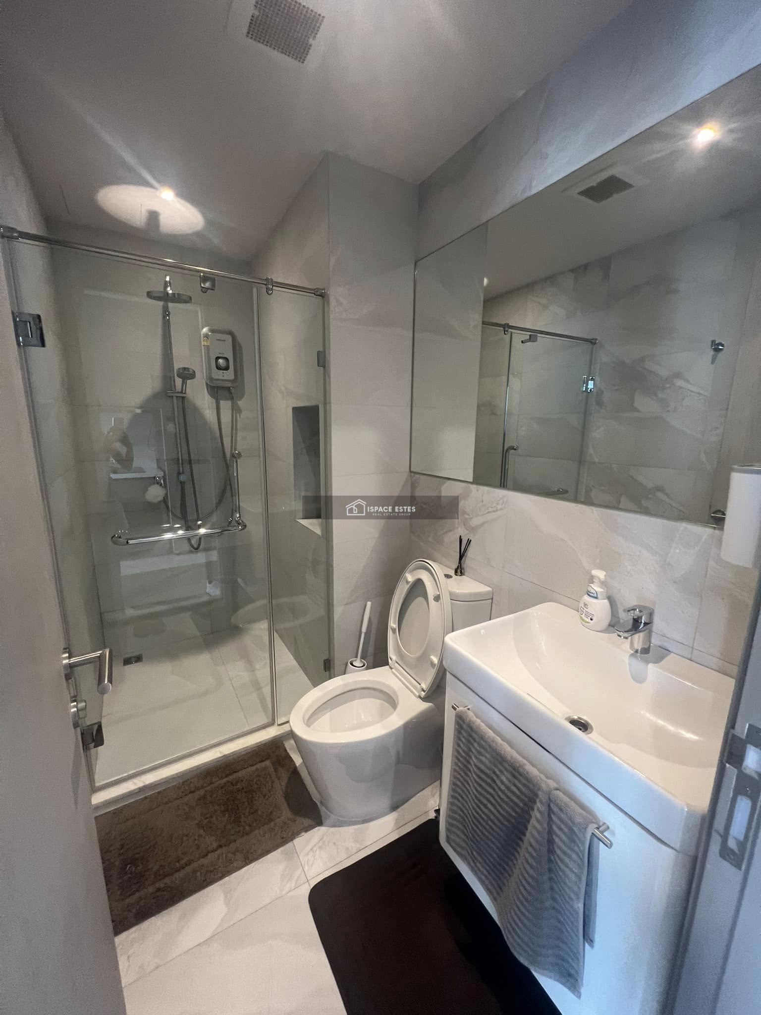 ให้เช่าคอนโด Rhythm เอกมัย ใกล้ปากซอยสุขุมวิท 63 ขนาด 38 ตร.ม ชั้นสูง 29 วิวพิเศษ panorama วิวใจกลางเอกมัย เดินทางสะดวกใกล้ BTS เอกมัย ในระยะ 350 เมตร