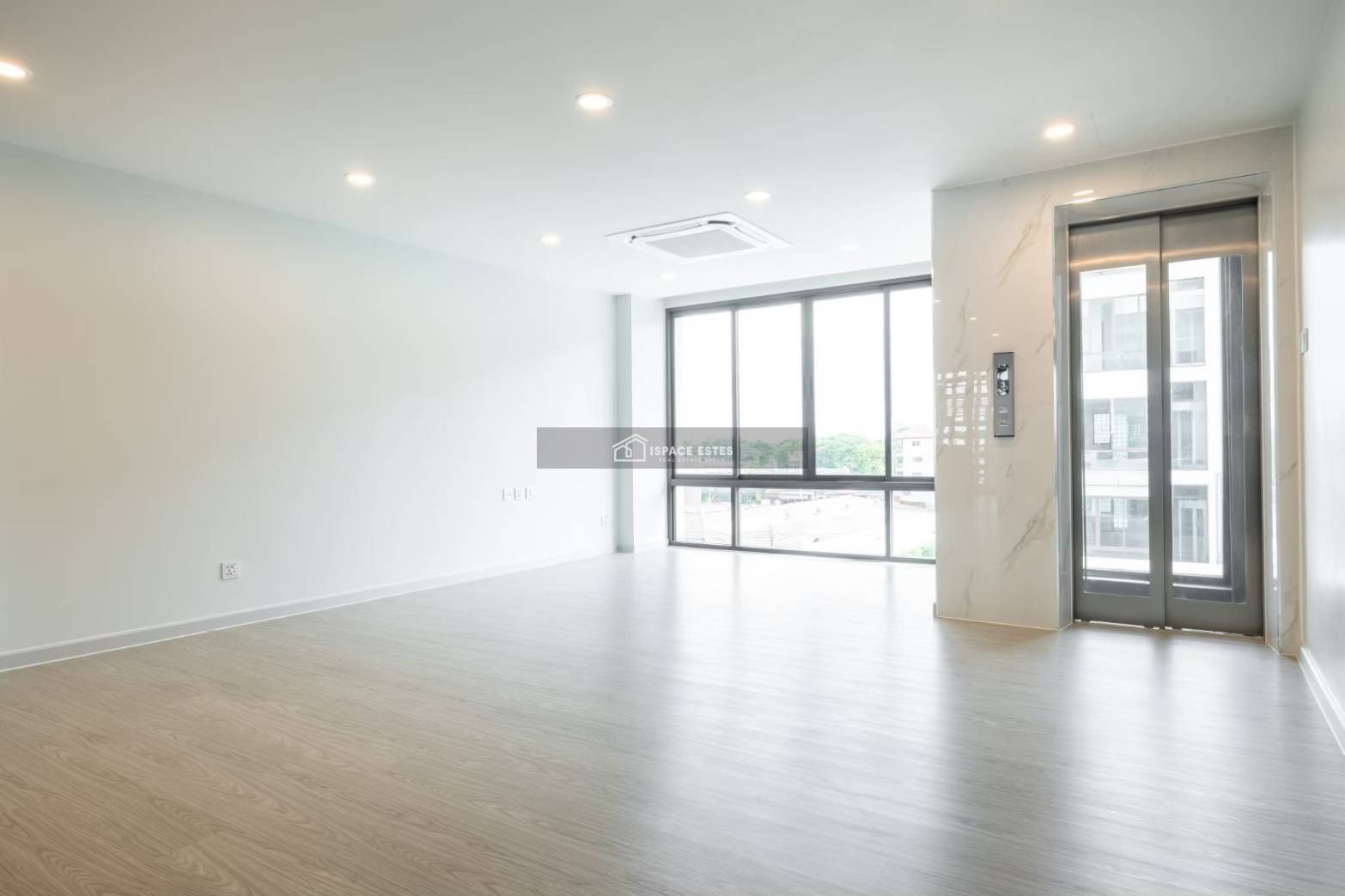 ให้เช่า Home Office 5 ชั้น JW Park Home Office กรุงเทพกรีฑา โฮมออฟฟิศ 5 ชั้น ลิฟต์แก้วส่วนตัว ติดถนนกรุงเทพกรีฑา ที่ดิน 23.20 ตร.ว พื้นที่ใช้สอย 330 ตร.ม เดินทางสะดวก ใกล้รถไฟฟ้า 2 สาย ทั้ง MRT ศรีกรีฑา และ Airport Link หัวหมาก