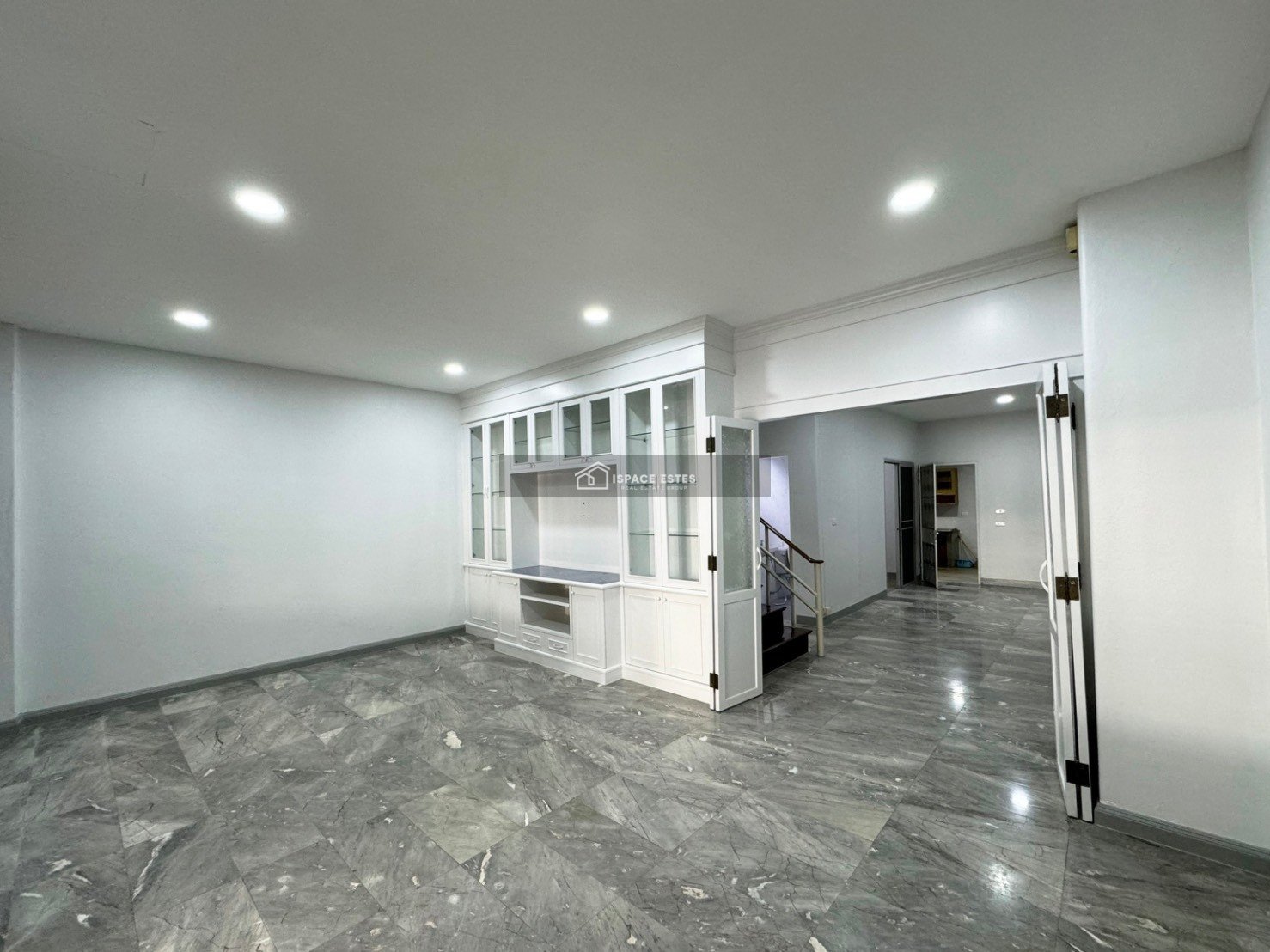 ขาย / เช่า ทาวน์เฮ้าส์ 4 ชั้น หมู่บ้าน วราธรวิลล์ พัฒนาการ 44 เนื้อที่ 31.5 ตร.วา พื้นที่ใช้สอยกว่า 300 ตร.ม.