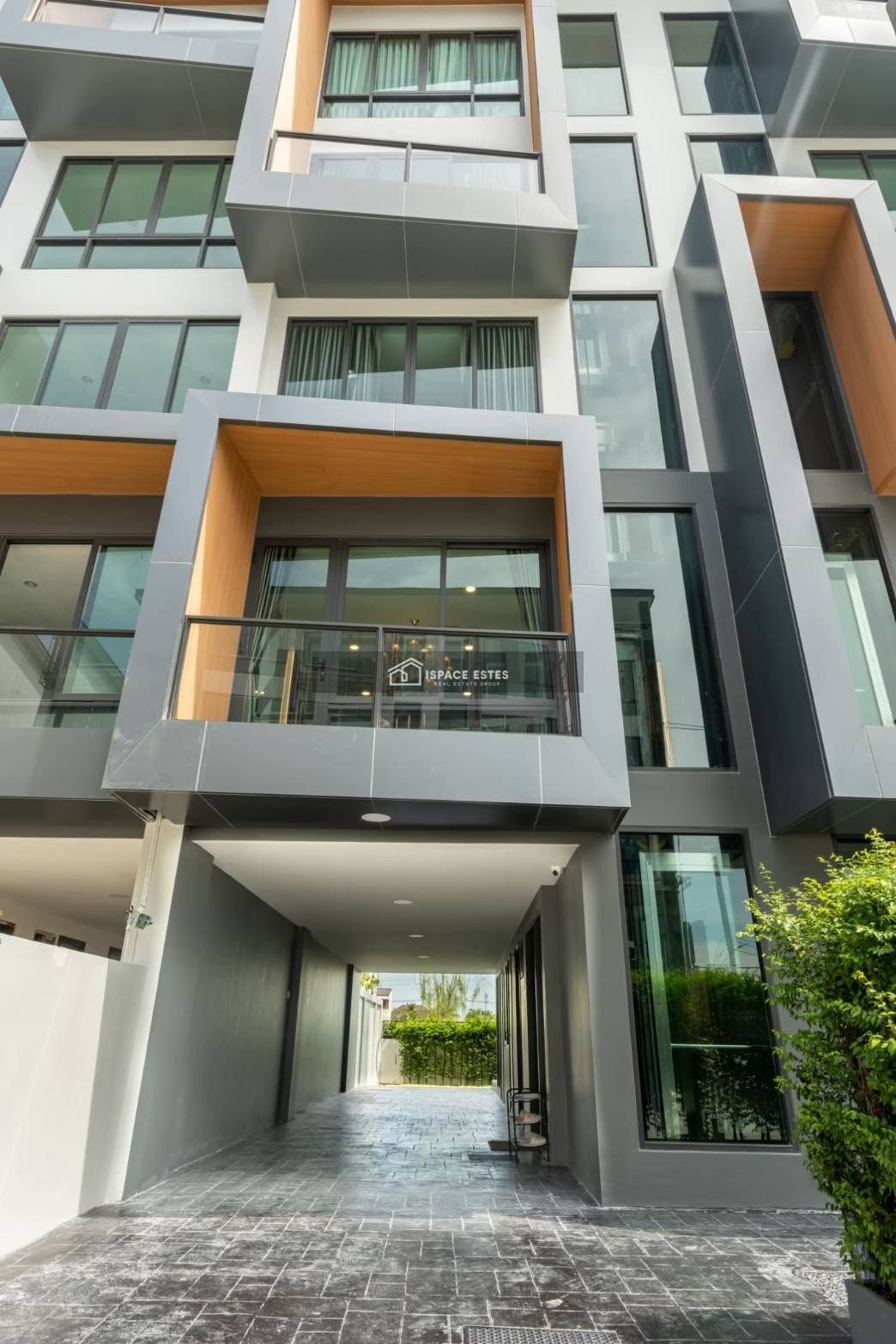 ให้เช่า Home Office 5 ชั้น JW Park Home Office กรุงเทพกรีฑา โฮมออฟฟิศ 5 ชั้น ลิฟต์แก้วส่วนตัว ติดถนนกรุงเทพกรีฑา ที่ดิน 23.20 ตร.ว พื้นที่ใช้สอย 330 ตร.ม เดินทางสะดวก ใกล้รถไฟฟ้า 2 สาย ทั้ง MRT ศรีกรีฑา และ Airport Link หัวหมาก