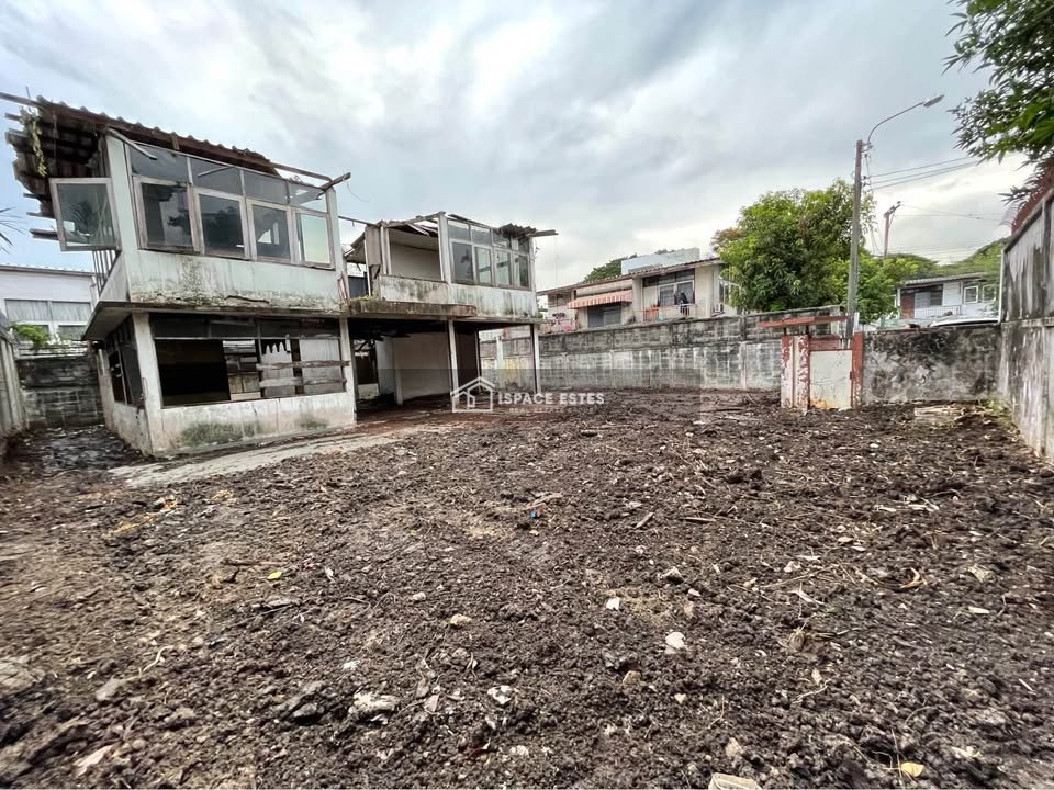 ขายที่ดินพร้อมสิ่งปลูกสร้าง (ตามสภาพ) ขนาด 92 ตร.ว ปรีดีพนมยงค์ ทำเลดีเหมาะกับการทำที่อยู่อาศัย หรือ Home Cafe ฯลฯ