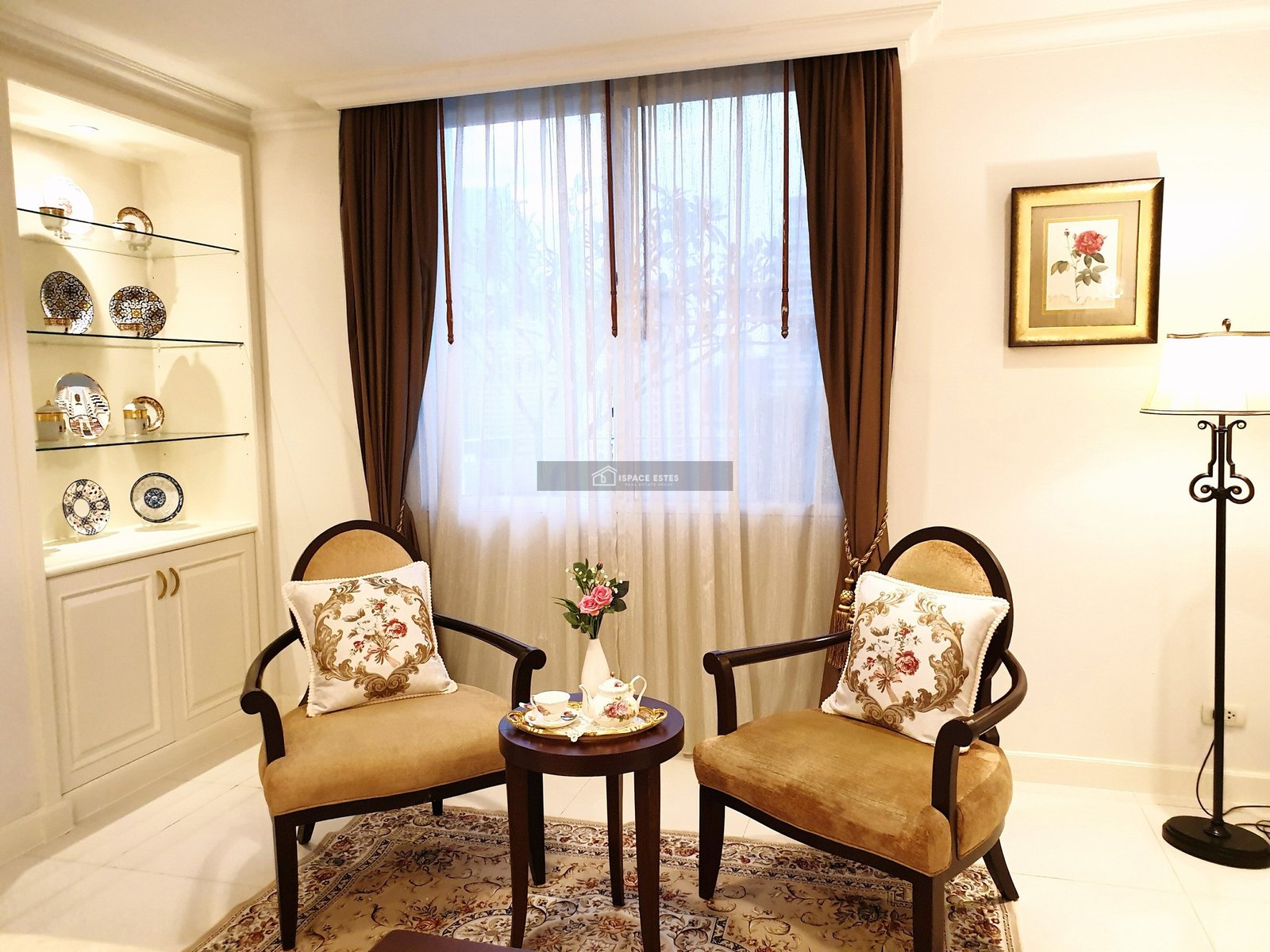 ให้เช่า Luxury 4-Bedroom Duplex Penthouse ในสุขุมวิท 39 บนชั้น 20-21 ขนาด 572 ตร.ม 4 ห้องนอน 5 ห้องน้ำ พร้อมอ่างจากุซซี่ส่วนตัว ตกแต่งสไตล์ยุโรปอย่างหรูหรา พร้อมเฟอร์นิเจอร์ครบครันพร้อมอยู่