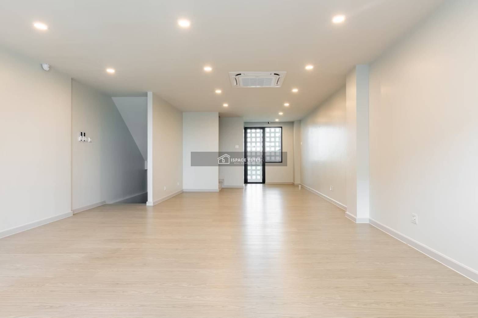 ให้เช่า Home Office 5 ชั้น JW Park Home Office กรุงเทพกรีฑา โฮมออฟฟิศ 5 ชั้น ลิฟต์แก้วส่วนตัว ติดถนนกรุงเทพกรีฑา ที่ดิน 23.20 ตร.ว พื้นที่ใช้สอย 330 ตร.ม เดินทางสะดวก ใกล้รถไฟฟ้า 2 สาย ทั้ง MRT ศรีกรีฑา และ Airport Link หัวหมาก