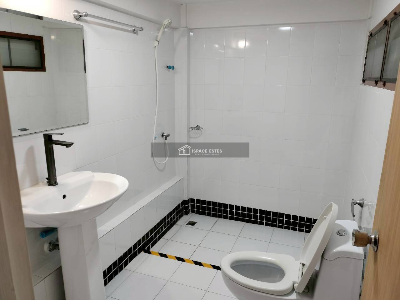 ให้เช่าทาวน์เฮ้าส์ 3 ชั้น ทองหล่อ ขนาด 24 ตารางวา พื้นที่ใช้สอย 300 ตารางเมตร ใกล้รถไฟฟ้า BTS สถานีทองหล่อ