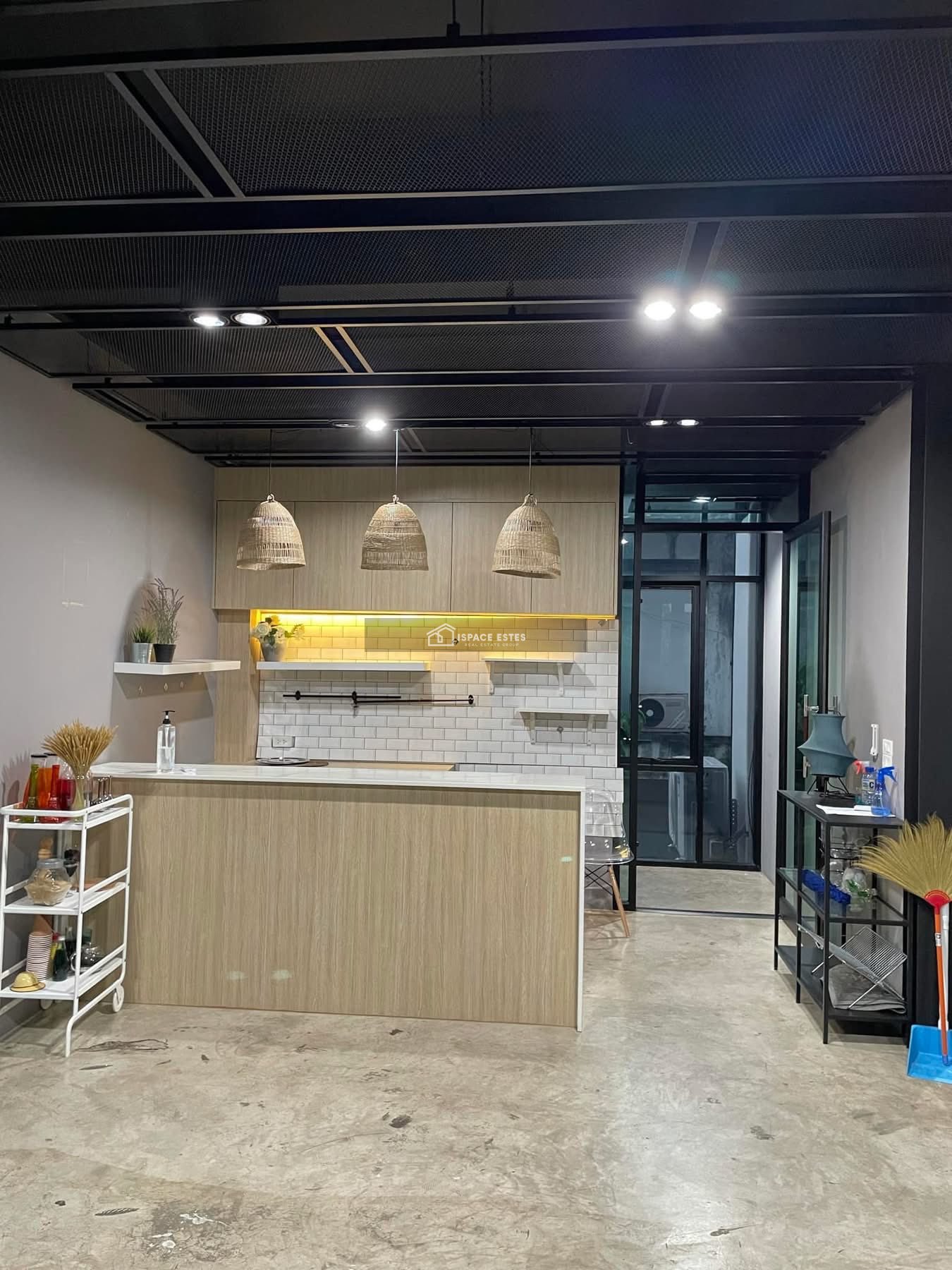 ให้เช่าอาคารสำนักงาน 3 ชั้น ย่านลาซาล – สุขุมวิท 105 พื้นที่ใช้สอยรวม 1,107 ตร.ม. ใกล้ BTS แบริ่ง พร้อมเข้าใช้งาน เหมาะกับสำนักงานบริษัทต่าง ๆ