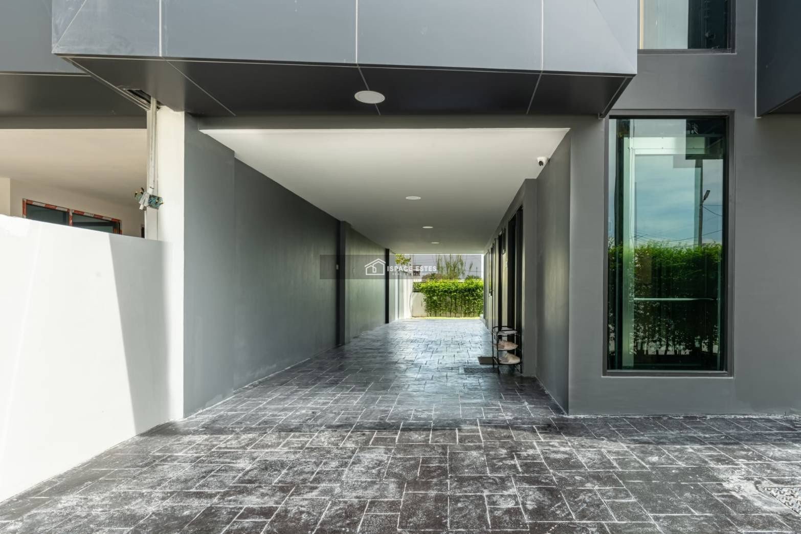 ให้เช่า Home Office 5 ชั้น JW Park Home Office กรุงเทพกรีฑา โฮมออฟฟิศ 5 ชั้น ลิฟต์แก้วส่วนตัว ติดถนนกรุงเทพกรีฑา ที่ดิน 23.20 ตร.ว พื้นที่ใช้สอย 330 ตร.ม เดินทางสะดวก ใกล้รถไฟฟ้า 2 สาย ทั้ง MRT ศรีกรีฑา และ Airport Link หัวหมาก